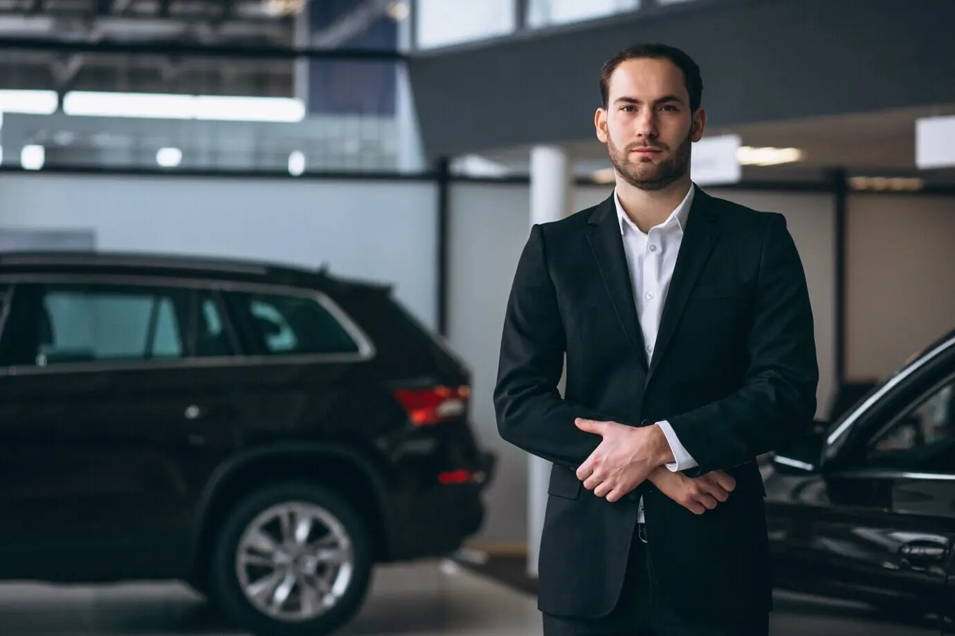 Verkäufer in einem Showroom für Autos