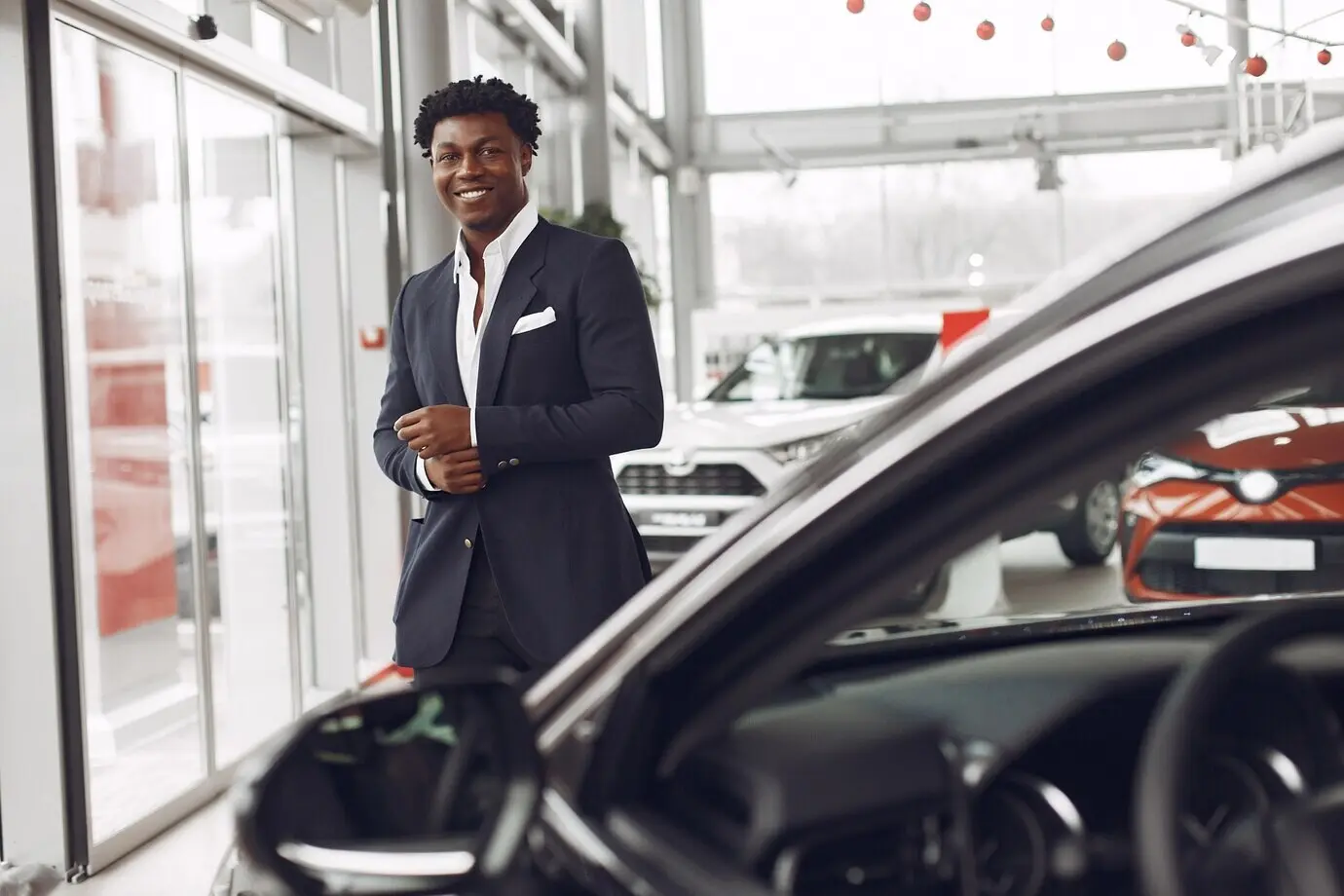 Attraktiver und eleganter Mann in einem Autosalon.